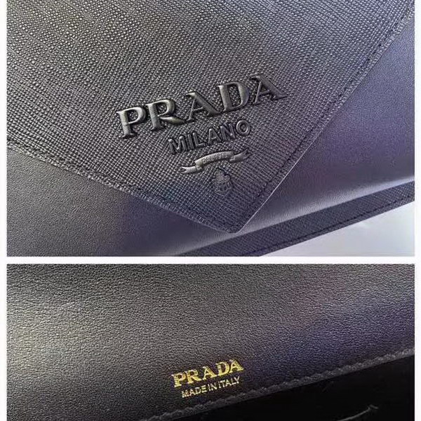 【原版皮】普拉达/Prada 肩背包，诠释精致的极简主义设计格调，一枚金属徽标点缀其上，昭示品牌身份，可拆卸可调式皮革肩带，又可当手包，内配可拆卸镜子，款号： 1BP020