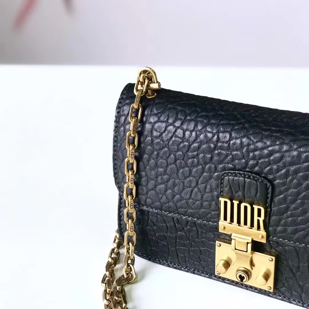 【原版皮】迪奥/Dior 链条包，选用大象纹小牛皮裁制而成，饰以精致又摩登复古品牌标识锁扣，很有年代感，搭配链条肩带，真是perfect，款号：M5816