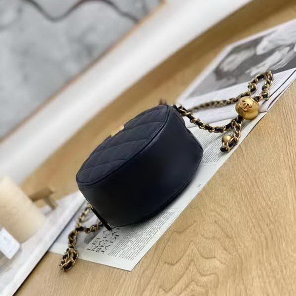 【原版皮】香奈儿/Chanel 金球系列小圆饼包，采用小羊皮精心裁制而成，柔软细腻搭配这季最火爆的链条，神奇的小金球能控制肩带长短，平时出门带的口红车钥匙纸巾都能放，款号：AS0366