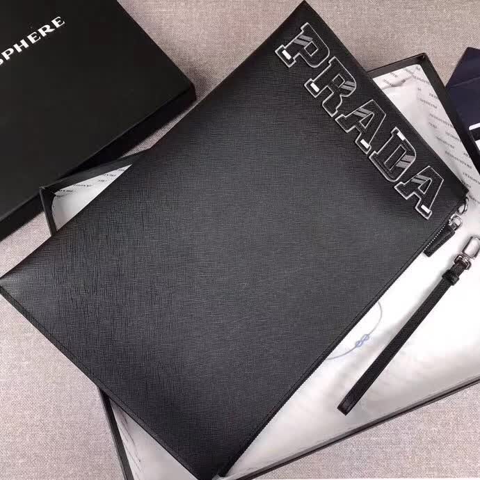 【原版皮】普拉达/Prada 男士手包，限量版，选用十字纹小牛皮裁制而成，绗缝特别的皮革徽标设计凸显个性，时尚炫酷，就是要你好看，款号：2NG001