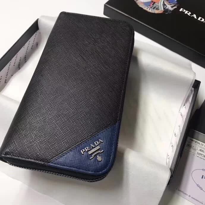 【原版皮】普拉达/Prada 拉链钱夹，选用十字纹小牛皮裁制而成，边角点缀三角散字徽标，经典之作，简单时尚，款号：2ML317