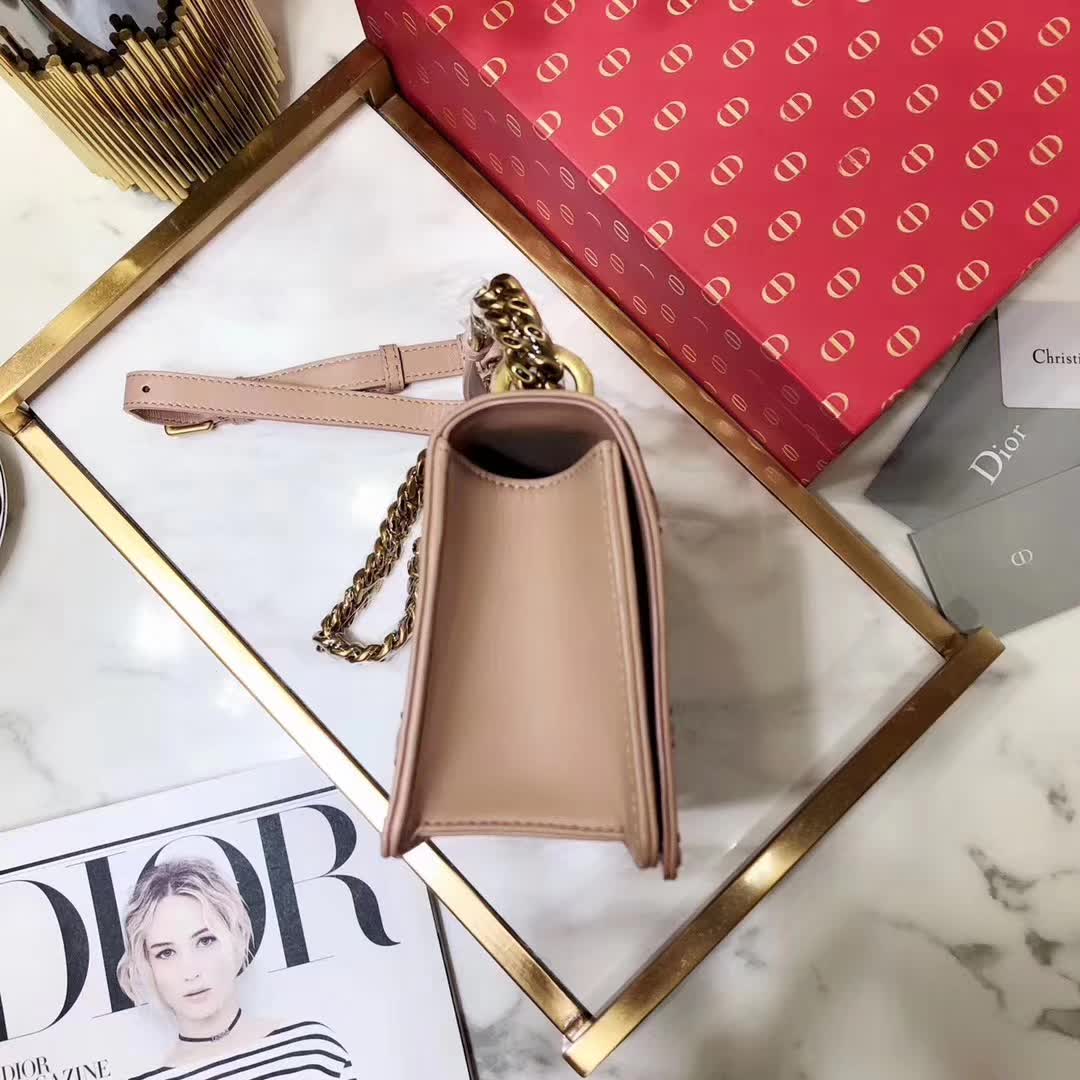 【原版皮】迪奥/Dior 链条包，选用小羊皮裁制而成，缀以饰钉 Archicannage藤格纹图案，徽章锁扣，美得不要不要的