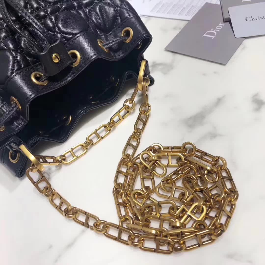 【原版皮】迪奥/Dior 水桶包，选用柔软羊皮裁制而成，全新包型，火遍时尚圈的复古潮流感，款号：M1693