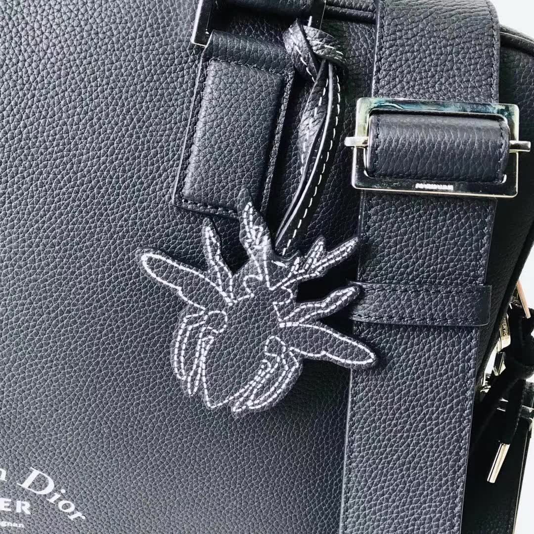 【原版皮】迪奥/Dior 男士公文包，选用粒面纹小牛皮裁制而成，采用传统工艺，是现代男士携带各类日常数据与文件的尚佳选择