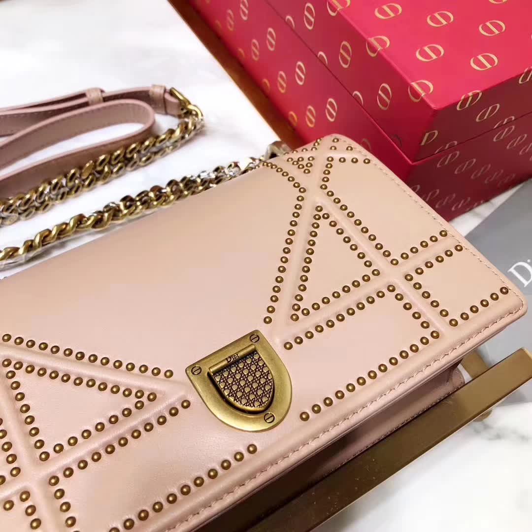 【原版皮】迪奥/Dior 链条包，选用小羊皮裁制而成，缀以饰钉 Archicannage藤格纹图案，徽章锁扣，美得不要不要的