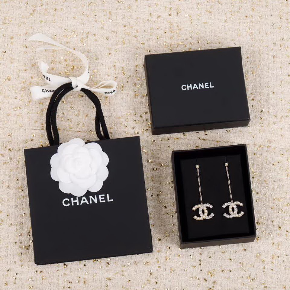 20秋季最新专柜款-Chanel经典款珍珠耳钉，细节满满的一款，以及背面五金的细腻，完美