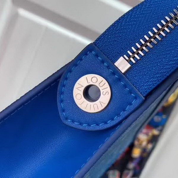 【原版皮】路易威登/LV pochette voyage手袋，以云朵主题焕新手袋设计，再令缥缈如云的品牌标识浮现于Monogram帆布背景，口袋和卡位实现有序收纳，款号：M45480