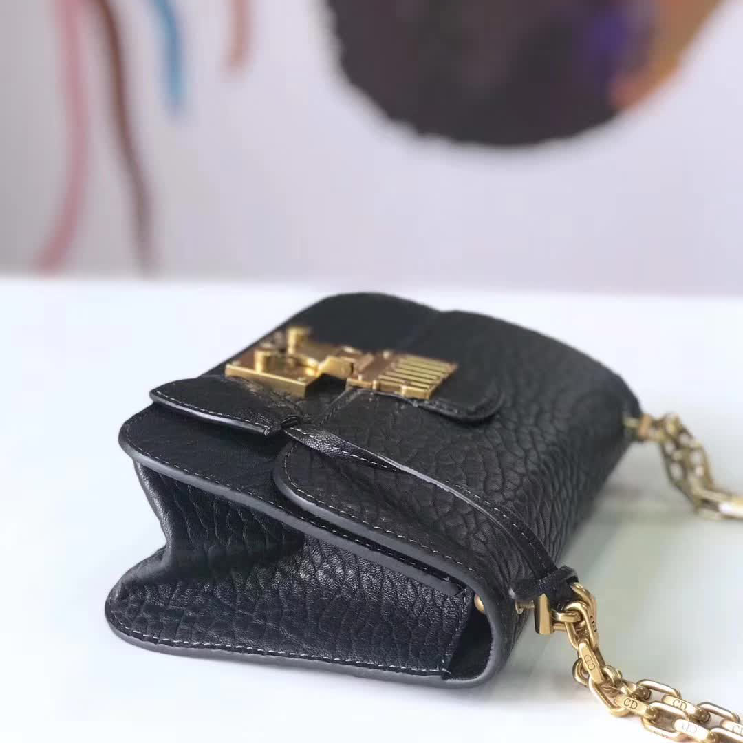 【原版皮】迪奥/Dior 链条包，选用大象纹小牛皮裁制而成，饰以精致又摩登复古品牌标识锁扣，很有年代感，搭配链条肩带，真是perfect，款号：M5816