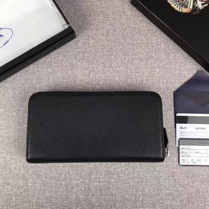 【原版皮】普拉达/Prada 拉链钱夹，选用十字纹小牛皮裁制而成，绗缝特别的皮革徽标设计凸显个性，时尚炫酷，就是要你好看，款号：2ML317