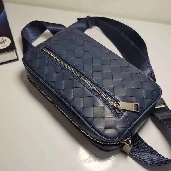 【原版皮】宝缇嘉/BV 男士胸包，腰包，采用蜡胎牛皮精心裁制而成，手工编织，造型贴合身形，空间充裕，非常实用，款号：80182618