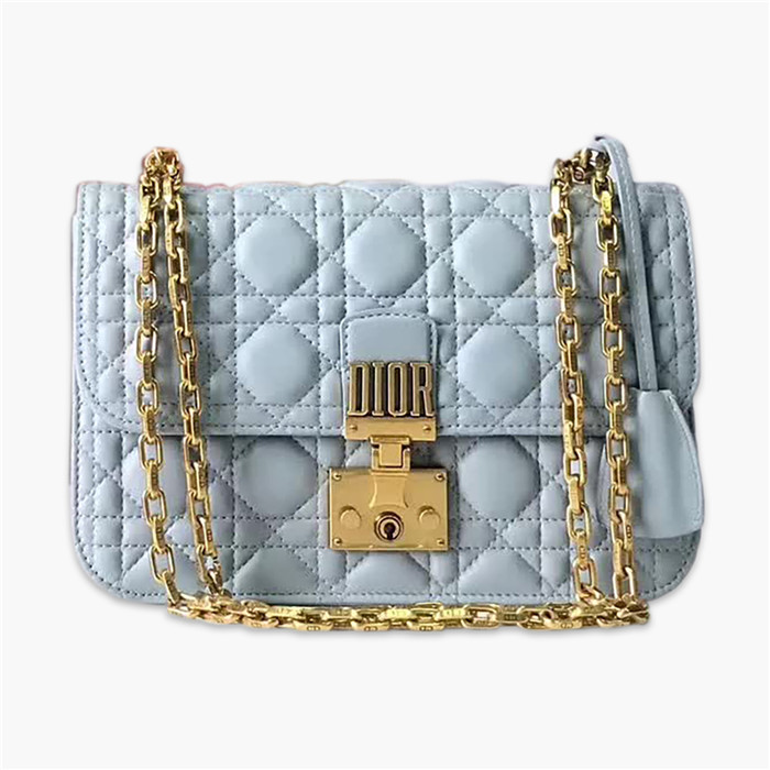 【原版皮】迪奥/Dior 链条包，选用小羊皮绗缝藤格纹，饰以精致又摩登复古品牌标识锁扣，很有年代感，搭配链条肩带，真是perfect