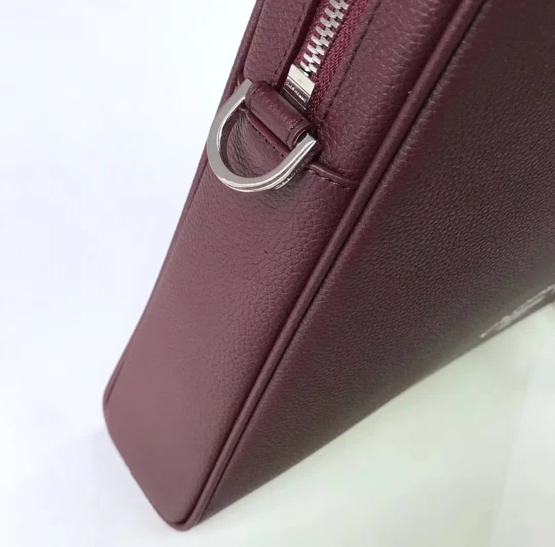 【原版皮】迪奥/Dior 男士公文包，选用粒面纹小牛皮裁制而成，采用传统工艺，是现代男士携带各类日常数据与文件的尚佳选择