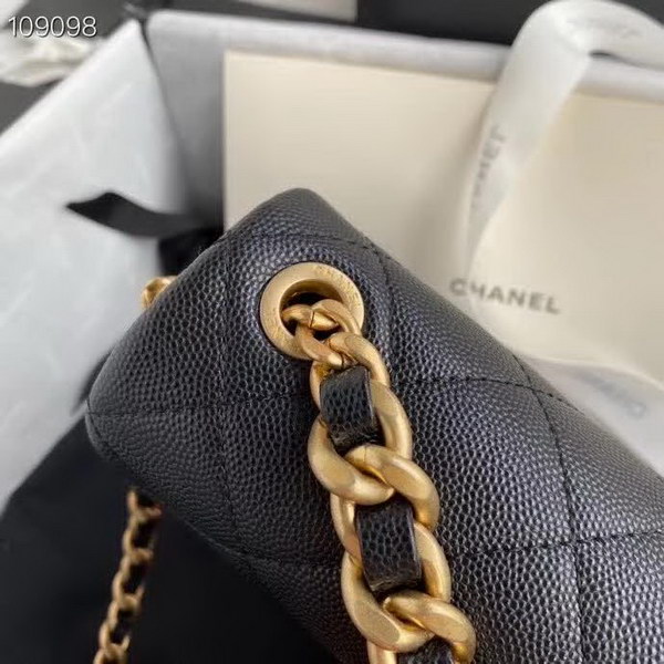 【原版皮】香奈儿/Chanel 新款口盖包，选用牛皮颗粒经过特殊工艺抛光，皮面略微亮闪闪，增加了耐磨度同时又超质感，经典的菱格纹设计，双C纽扣设计，19的皮穿金属粗链条，款号：AS1895