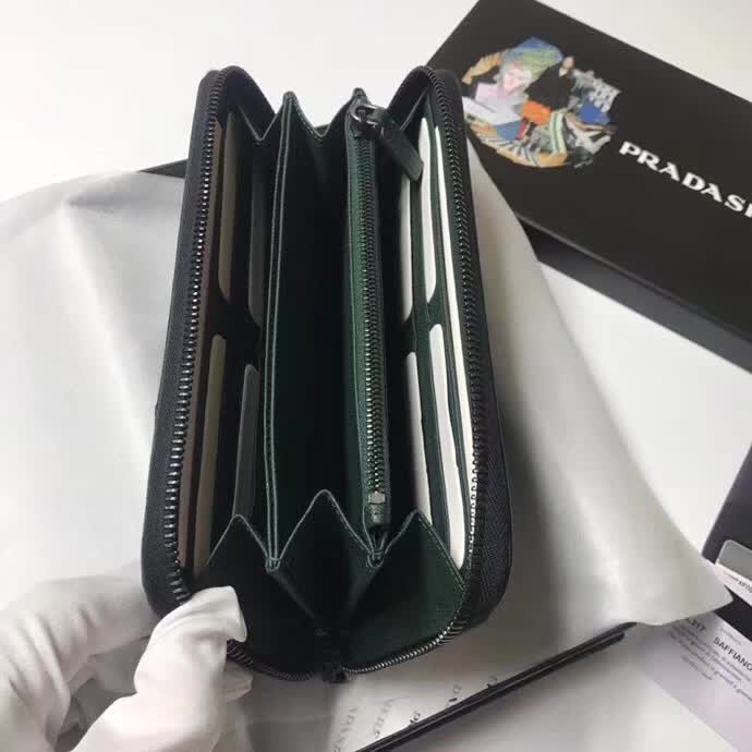 【原版皮】普拉达/Prada 拉链钱夹，选用十字纹小牛皮裁制而成，边角点缀三角散字徽标，经典之作，简单时尚，款号：2ML317