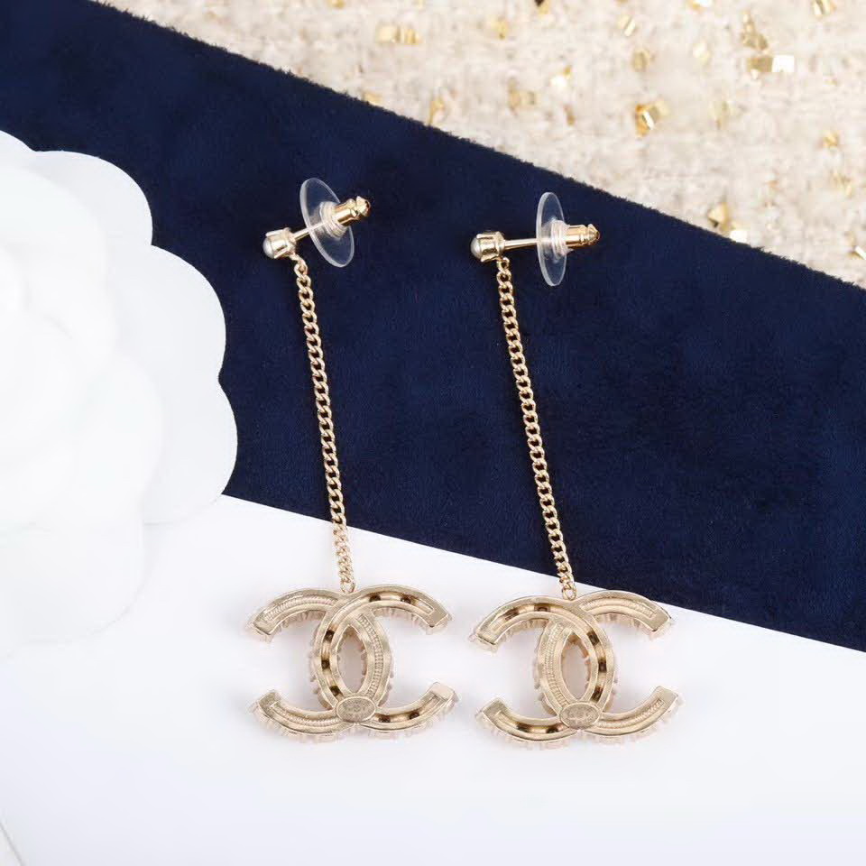 20秋季最新专柜款-Chanel经典款珍珠耳钉，细节满满的一款，以及背面五金的细腻，完美