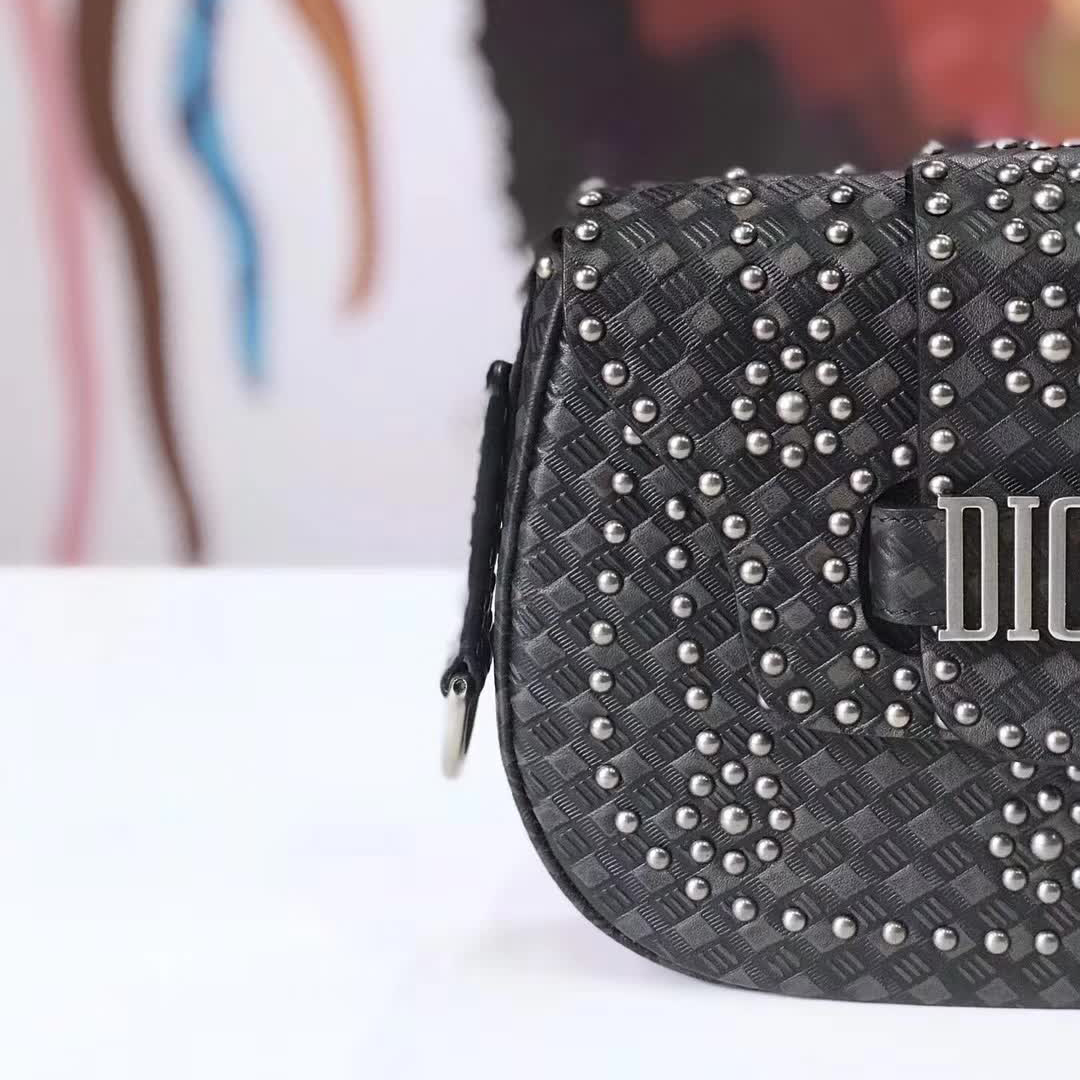 【原版皮】迪奥/Dior 肩背包，选用编织纹小牛皮裁制而成，缀以铆钉设计，搭配宽肩带更有特色，真的特别好看，款号：M6501