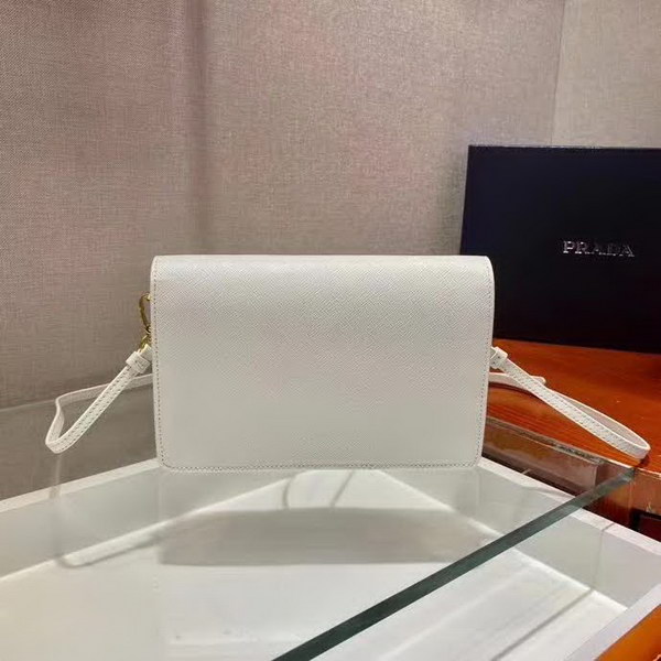 【原版皮】普拉达/Prada 肩背包，诠释精致的极简主义设计格调，一枚金属徽标点缀其上，昭示品牌身份，可拆卸可调式皮革肩带，又可当手包，内配可拆卸镜子，款号： 1BP020