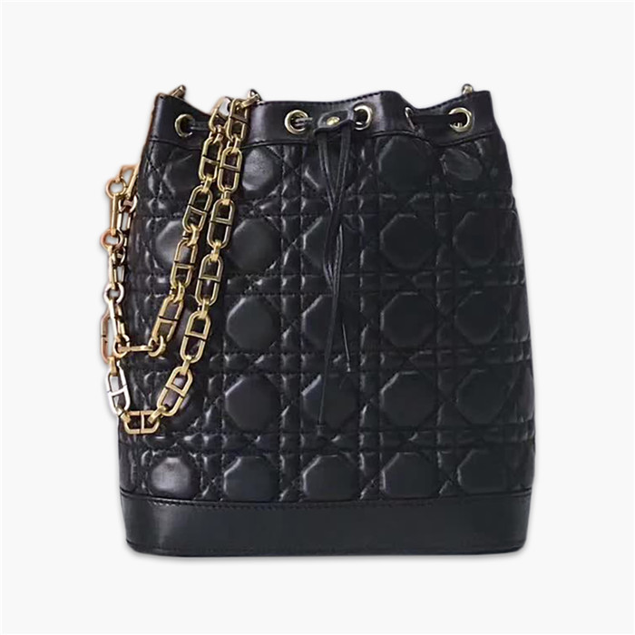 【原版皮】迪奥/Dior 水桶包，选用柔软羊皮精心裁制而成，整个包身绗缝藤格纹，看起来帅气又低调