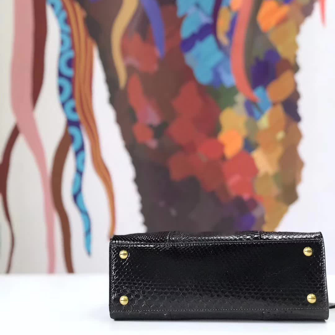 【原版皮】迪奥/Dior 手提包，选用蛇皮纹小牛皮裁制而成，饰以品牌标识字母锁扣，低调奢华，简约时尚