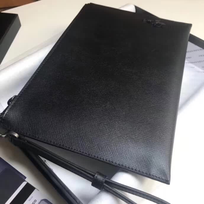 【原版皮】普拉达/Prada 男士手包，选用十字纹小牛皮裁制而成，边角点缀同色小公仔徽标，尽显高档时尚，低调而又奢华，款号：2NG005