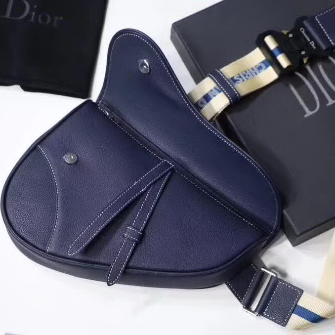 【原版皮】迪奥/Dior 马鞍包，选用颗粒纹小牛皮裁制而成，饰有Christian Dior带扣细节，彰显出自由与独特个性，看起来帅气又低调