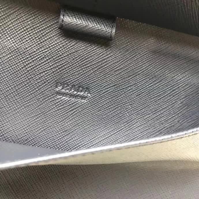 【原版皮】普拉达/Prada 拉链钱夹，选用十字纹小牛皮镶嵌彩带鳄鱼纹裁制而成，经典之作，简单时尚，款号：2ML188