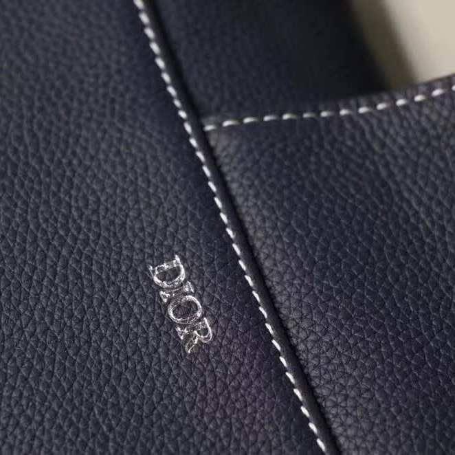 【原版皮】迪奥/Dior 马鞍包，选用颗粒纹小牛皮裁制而成，饰有Christian Dior带扣细节，彰显出自由与独特个性，看起来帅气又低调