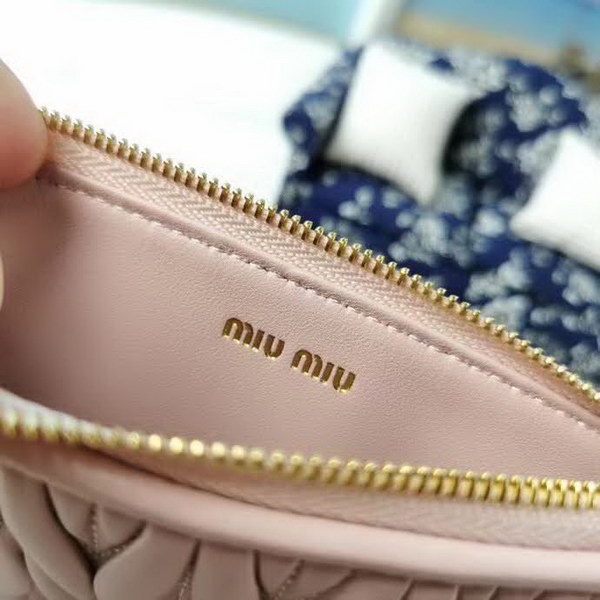 【原版皮】缪缪/Miu Miu 拉链钱夹，采用小羊皮材质精心裁制而成，Matelasse花纹图案，内里标识烫字，款号：5MB006