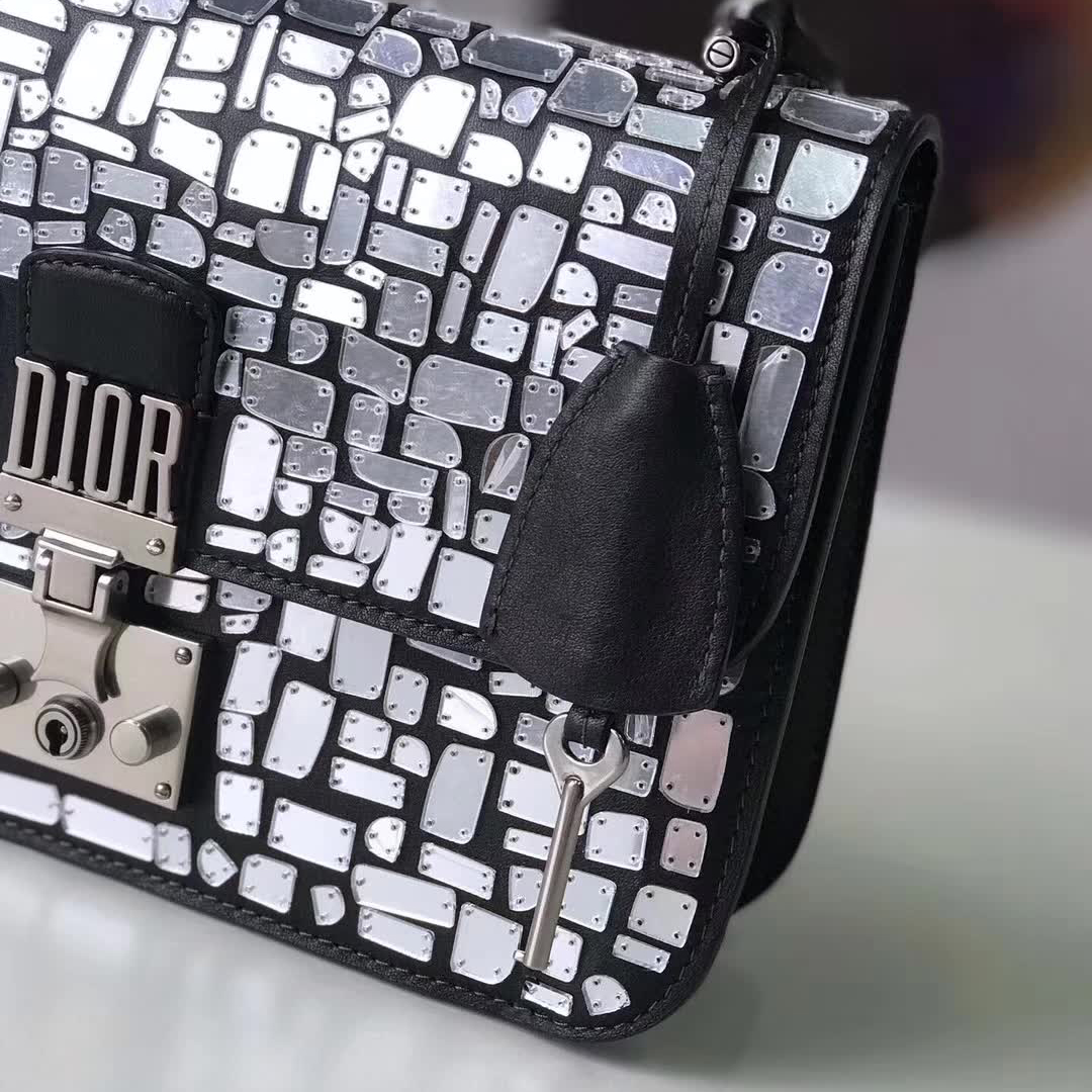 【原版皮】迪奥/Dior 链条包，选用小牛皮裁制而成，饰以不规则珠片，很有年代感，搭配链条肩带，真是perfect