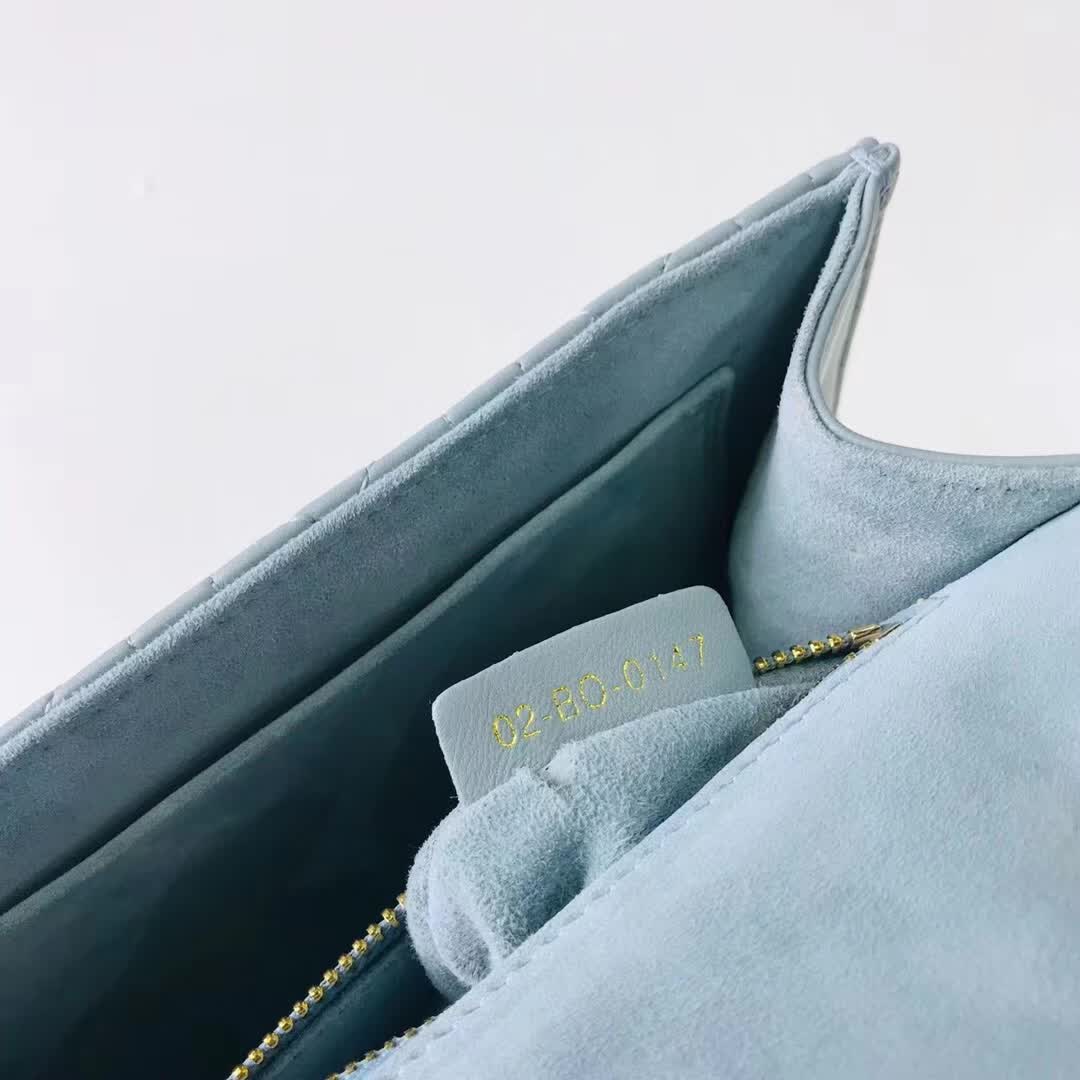 【原版皮】迪奥/Dior 链条包，选用小羊皮绗缝藤格纹，饰以精致又摩登复古品牌标识锁扣，很有年代感，搭配链条肩带，真是perfect