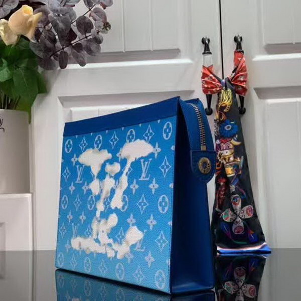 【原版皮】路易威登/LV pochette voyage手袋，以云朵主题焕新手袋设计，再令缥缈如云的品牌标识浮现于Monogram帆布背景，口袋和卡位实现有序收纳，款号：M45480