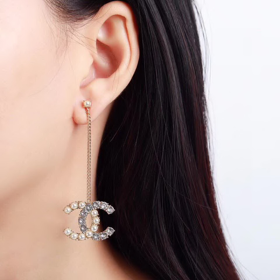 20秋季最新专柜款-Chanel经典款珍珠耳钉，细节满满的一款，以及背面五金的细腻，完美