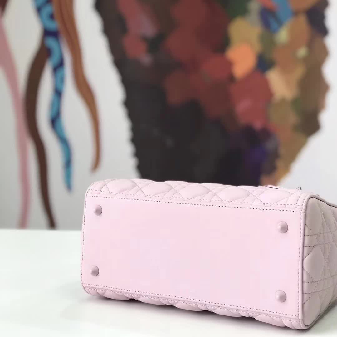 【原版皮】迪奥/Dior 戴妃包，磨砂系列，选用小牛皮绗缝藤格纹，饰有 Ultra matte 饰面金属配饰