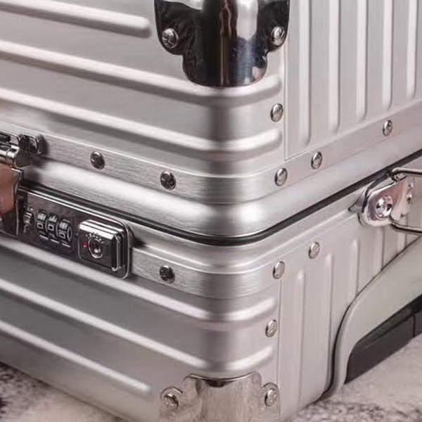 日默瓦/Rimowa 旅行箱，全​铝​镁‎合金，经典款​的新版‎本，彩色皮质把手，购买就送透明套，4个轮子，2个手把，绑带，想怎么换就怎么换，永远是街头机场最靓的你