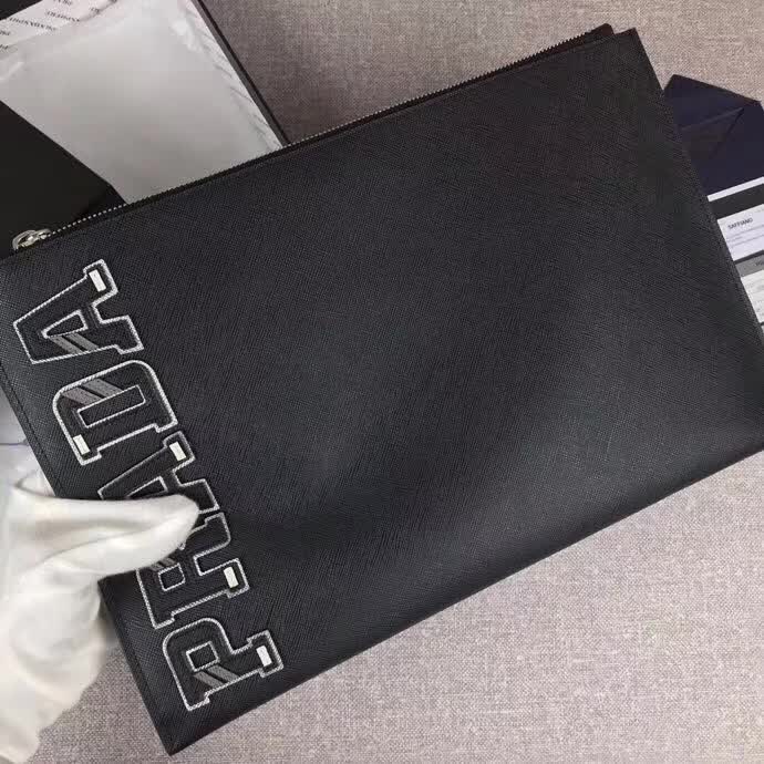 【原版皮】普拉达/Prada 男士手包，限量版，选用十字纹小牛皮裁制而成，绗缝特别的皮革徽标设计凸显个性，时尚炫酷，就是要你好看，款号：2NG001