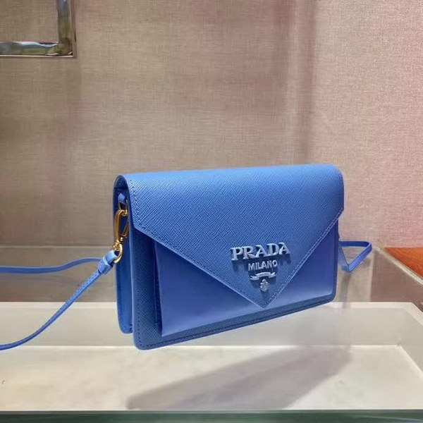 【原版皮】普拉达/Prada 肩背包，诠释精致的极简主义设计格调，一枚金属徽标点缀其上，昭示品牌身份，可拆卸可调式皮革肩带，又可当手包，内配可拆卸镜子，款号： 1BP020