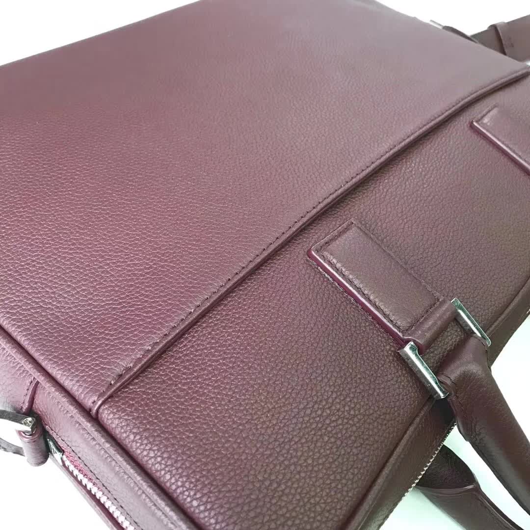 【原版皮】迪奥/Dior 男士公文包，选用粒面纹小牛皮裁制而成，采用传统工艺，是现代男士携带各类日常数据与文件的尚佳选择