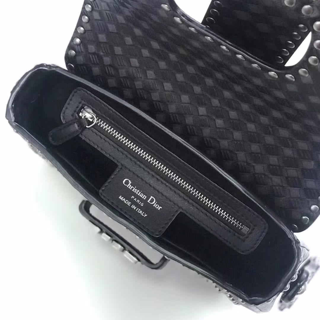 【原版皮】迪奥/Dior 肩背包，选用编织纹小牛皮裁制而成，缀以铆钉设计，搭配宽肩带更有特色，真的特别好看，款号：M6501