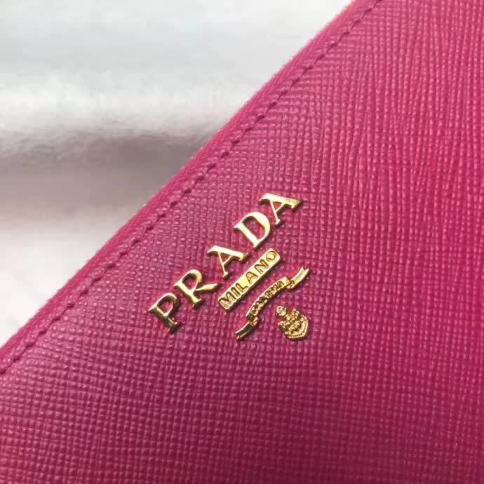 【原版皮】普拉达/Prada 拉链钱夹，选用十字纹小牛皮裁制而成，正面点缀金色散字徽标，尽显高档时尚，低调而又奢华，款号：1ML506