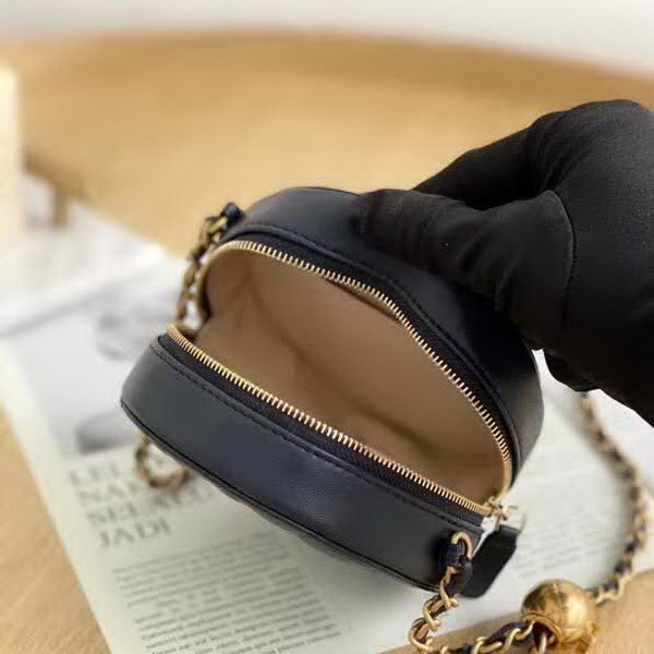 【原版皮】香奈儿/Chanel 金球系列小圆饼包，采用小羊皮精心裁制而成，柔软细腻搭配这季最火爆的链条，神奇的小金球能控制肩带长短，平时出门带的口红车钥匙纸巾都能放，款号：AS0366