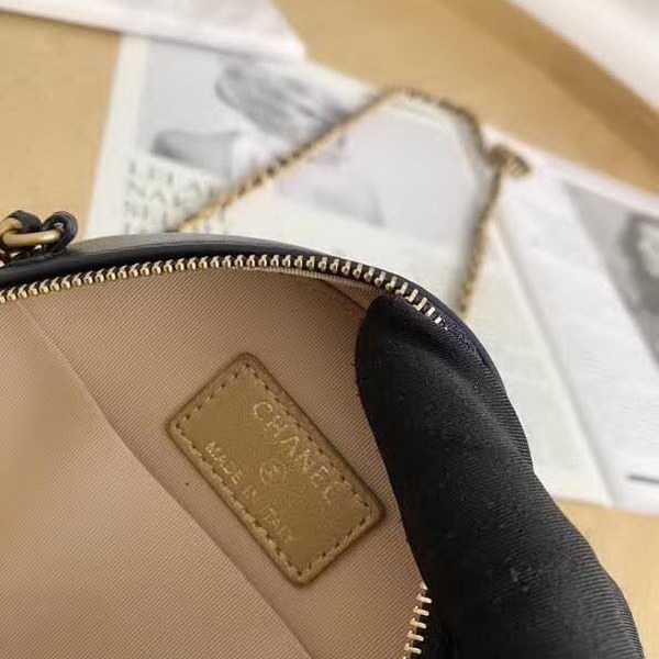 【原版皮】香奈儿/Chanel 金球系列小圆饼包，采用小羊皮精心裁制而成，柔软细腻搭配这季最火爆的链条，神奇的小金球能控制肩带长短，平时出门带的口红车钥匙纸巾都能放，款号：AS0366