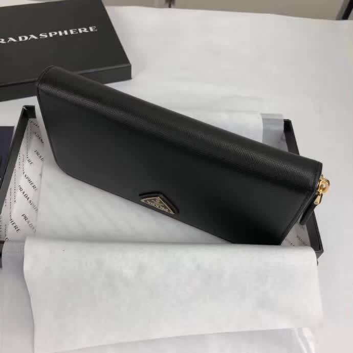 【原版皮】普拉达/Prada 拉链钱夹，选用十字纹小牛皮裁制而成，正面点缀三角唛徽标，经典之作，简单时尚，款号：1ML506