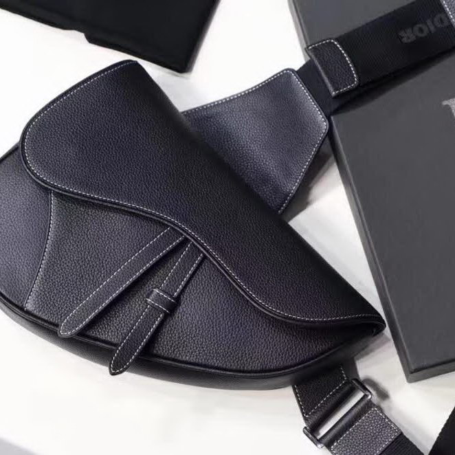 【原版皮】迪奥/Dior 马鞍包，选用颗粒纹小牛皮裁制而成，饰有Christian Dior带扣细节，彰显出自由与独特个性，看起来帅气又低调