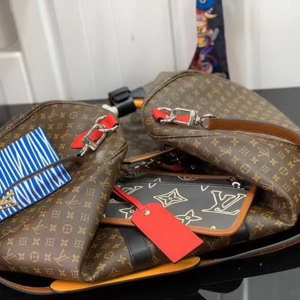 【原版皮】路易威登/LV Keepall 50旅行袋，Monogram Eclipse帆布包身搭配卷标和点缀Monogram图案的可拆卸拉链袋，机舱行李尺寸，内含充裕空间，与绅士优雅随行，款号：M56855