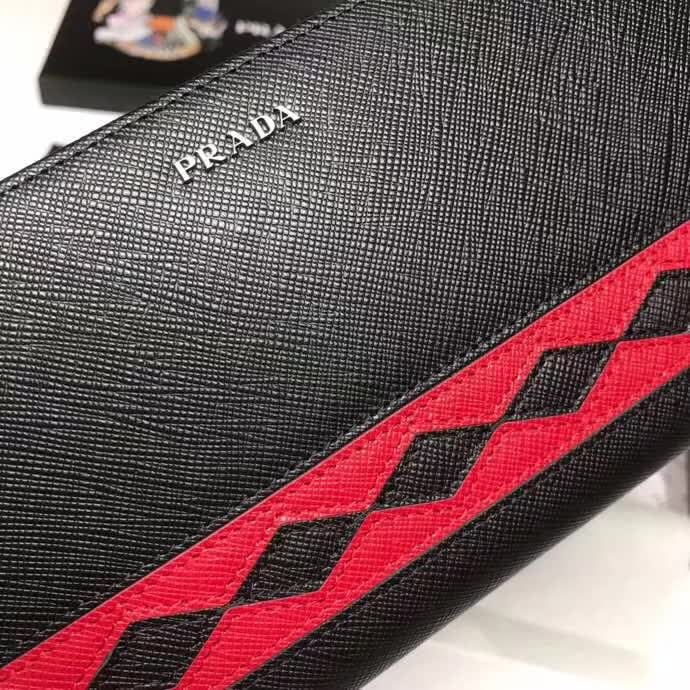 【原版皮】普拉达/Prada 拉链钱夹，选用十字纹牛皮裁制而成，饰以菱形拼色，精湛走线均匀整齐，油边顺滑，款号：2ML317