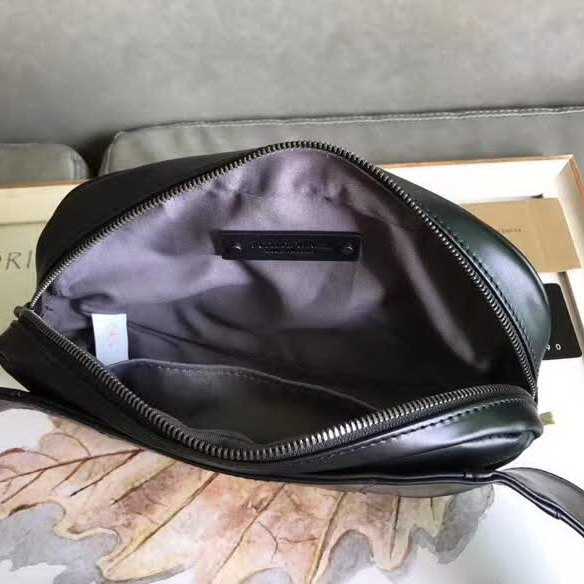 【原版皮】葆蝶家/Bottega Veneta 胸包，经典爆款，选用高光胎牛皮裁制而成，搭配哑锖色五金，所有材料都精挑细选