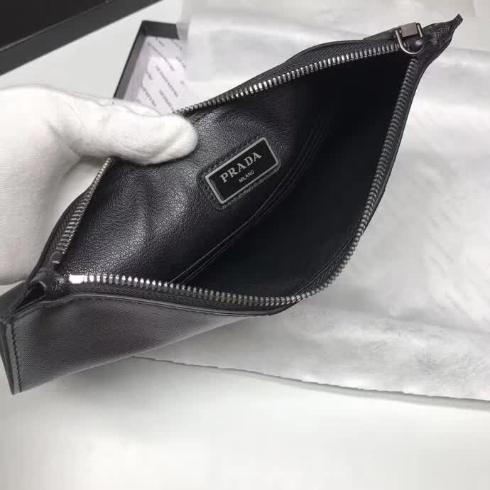 【原版皮】普拉达/Prada 男士手包，选用十字纹小牛皮裁制而成，正面点缀品牌三角散字徽标，款号：2NG05V