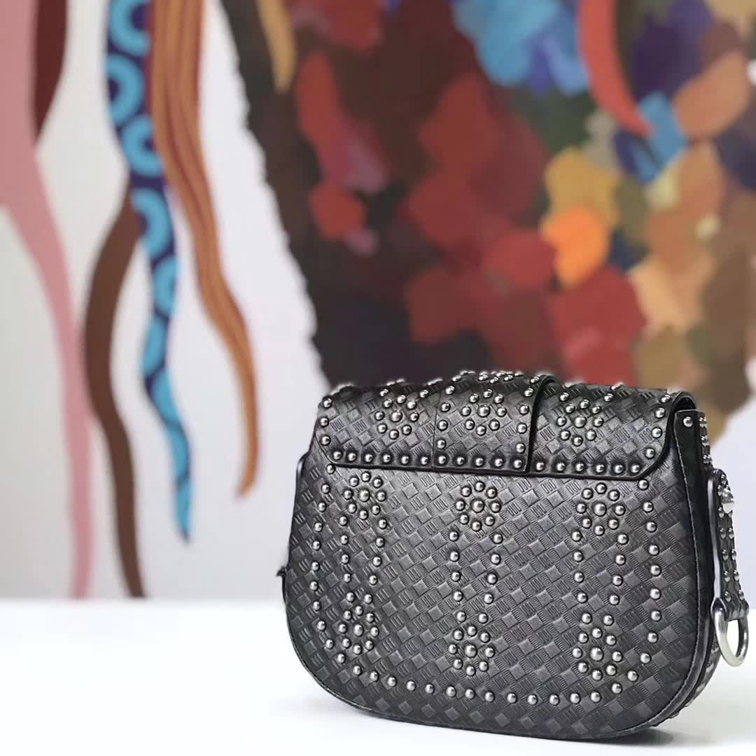 【原版皮】迪奥/Dior 肩背包，选用编织纹小牛皮裁制而成，缀以铆钉设计，搭配宽肩带更有特色，真的特别好看，款号：M6501