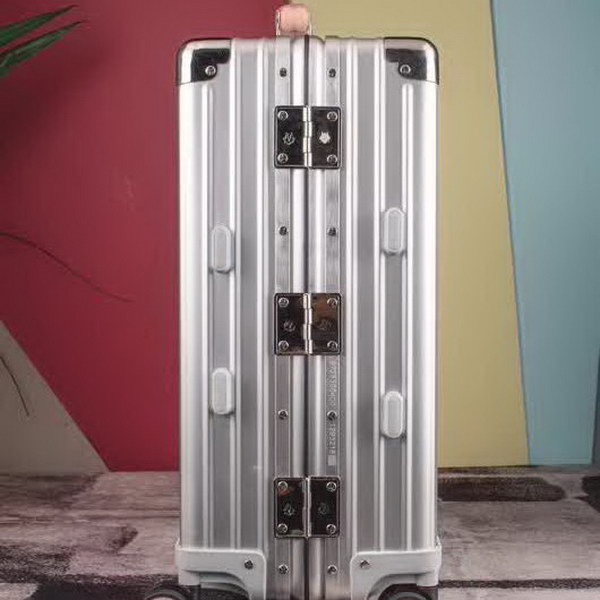 日默瓦/Rimowa 旅行箱，全​铝​镁‎合金，经典款​的新版‎本，彩色皮质把手，购买就送透明套，4个轮子，2个手把，绑带，想怎么换就怎么换，永远是街头机场最靓的你