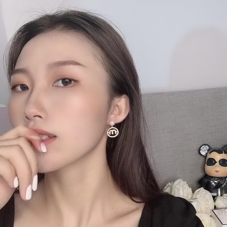 20秋季最新专柜款-缪缪Miu Miu2020新款珍珠MLOGO耳环，miumiu家的耳环都比较小女人哦，而且也很气质